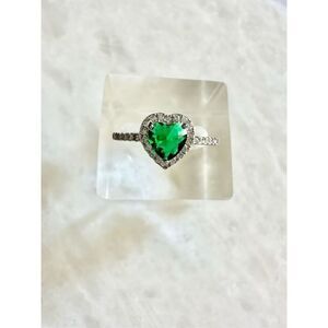 Green cubic zirconia heart-shaped adjustable ring